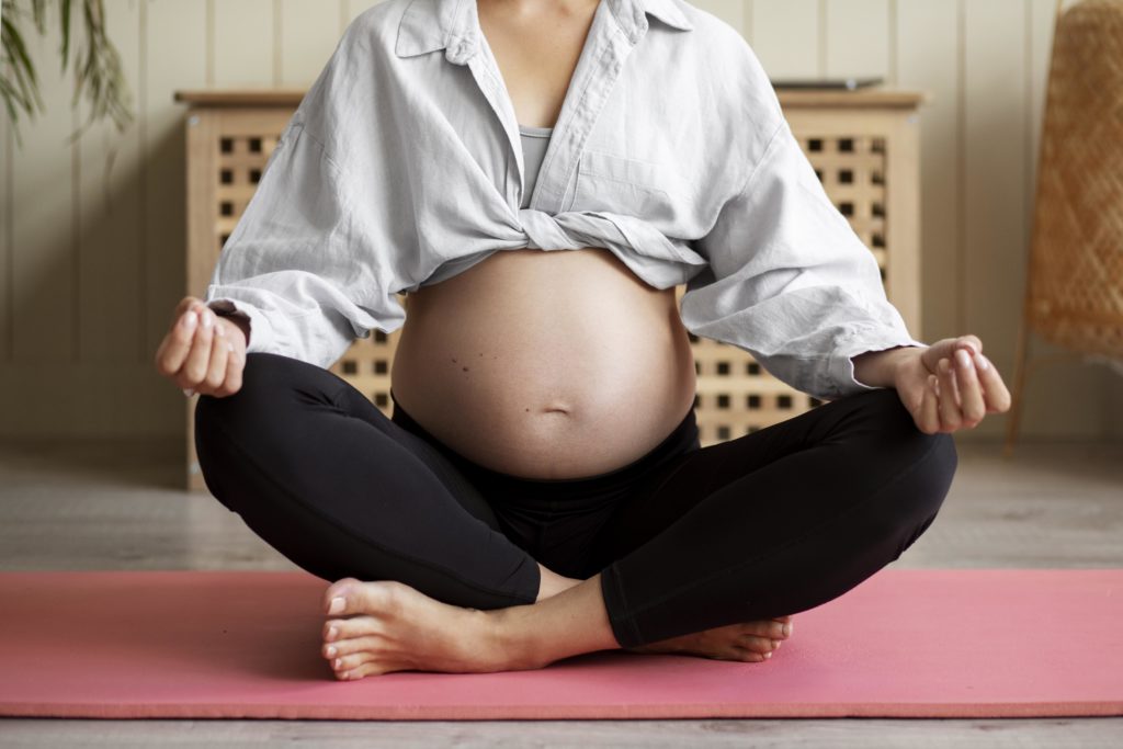 femme enceinte faisant yoga